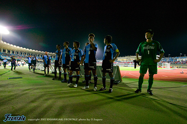 試合終了後、サポーターの前で。