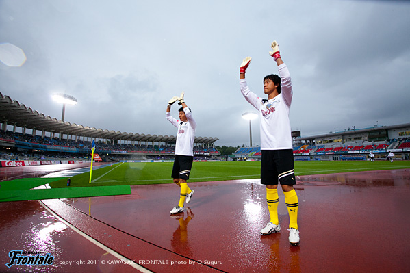 ホーム等々力は雨、だがスタジアムには熱気が溢れる。