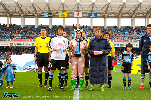 試合前にオフロスキーと記念撮影